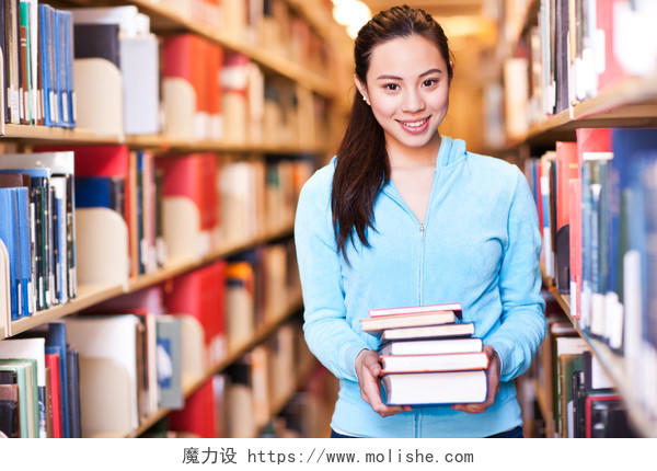 在图书馆学习亚洲高校学生的肖像美好校园